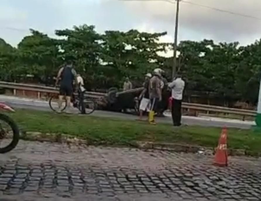 Capotamento deixa trânsito lento na BR-101, próximo a Gauchinha, em João Pessoa